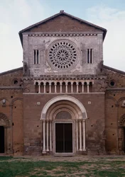 Vista da fachada da igreja de São Pedro (ca. 1250, restaurada em 1870) Tuscânia, Itália (Fachada da igreja de São Pedro (São Pedro), construída por volta de 1250 e restaurada em 1870, Tuscânia, Itália)