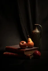Livros rústicos e fruta