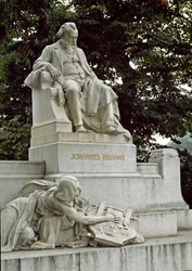 Monumento em homenagem ao compositor alemão Johannes Brahms (1833-1897), dirigido por Rudolf von Weyr (1847-1914). Ressel Park, Viena Áustria