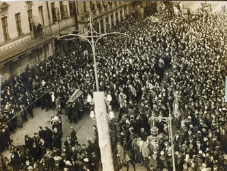Procissão fúnebre do poeta Valery Yakovlevich Bryusov (1873-1924) em Moscovo, a 12 de outubro