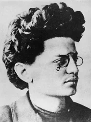 Leon Trotsky como jovem estudante (foto a p/b)