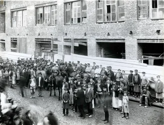 Trabalhadores de fábrica de São Petersburgo em greve em protesto contra o massacre de Lena, 1912
