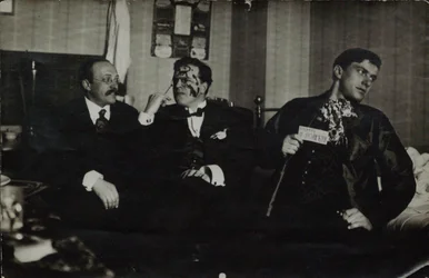 Vladimir Mayakovsky (à direita) com David Burlyuk (centro) e Andrei Shemshurin, 1914, Moscou