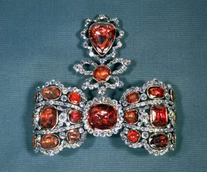 Broche de arco com diamantes e espinelas de lapidação brilhante, por Pfisterer, 1764 (ouro, prata, diamantes e espinelas)