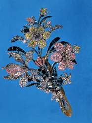 Broche em forma de um grande buquê com diamantes e esmeraldas de lapidação brilhante, c.1760 (ouro, prata, diamantes e esmeraldas)