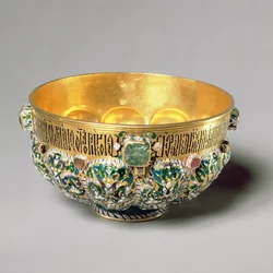 Bacia em relevo com gemas cabouchon e decoração policromada, 1653 (ouro com pedras preciosas e pérolas)