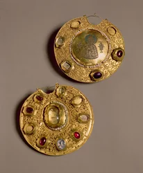 Kolt medalhão, ryazan (ouro com pérolas, esmalte e pedras preciosas)