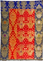 Várias capas de brocado, tecidas com fio dourado, com cetim e damasco