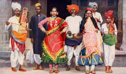 Nautch dançarinas com músicos acompanhantes, Índia, 1922.
