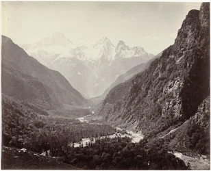 Vista de um vale e os picos de Srikanta, Índia Vale arborizado de Fulaldaru, com os picos de Srikanta à distância (título original)