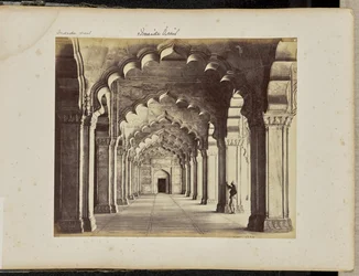 Agra; Interior do Motee Musjid, mostrando o corredor central