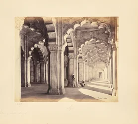 Agra; interior da Moti Masjid, mostrando os arcos e pilares sarracenos de mármore