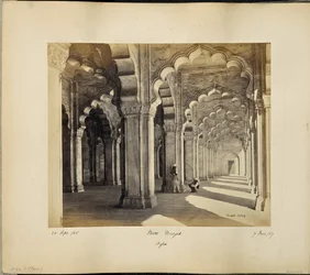 Agra; interior da Motee Musjid, mostrando os arcos e pilares sarracenos de mármore