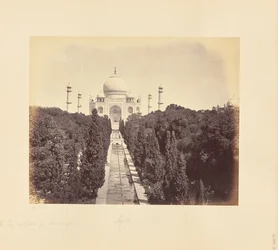 Agra; o Taj e o jardim, vistos do portão de entrada