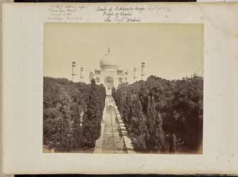 Agra; o Taj e o jardim, vistos do portão de entrada