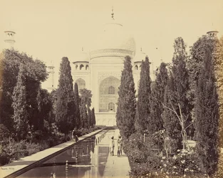 Agra; o Taj, visto da fonte