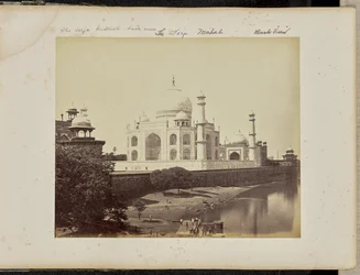 Agra; o Taj Mahal, visto do rio