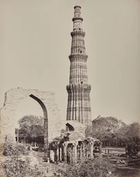 Deli. O Kootub Minar ou torre na cidade em ruínas da Velha Deli