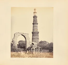 Delhi; O Kutub Minar, com o Grande Arco, visto do Oeste
