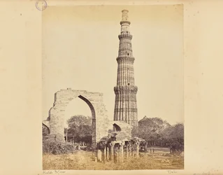 Deli; o Kutub Minar, com o Grande Arco, visto de oeste