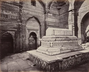Deli. Túmulo do imperador Shums ooo deen Allomsh, construtor do Qutb Minar nas ruínas da velha Deli