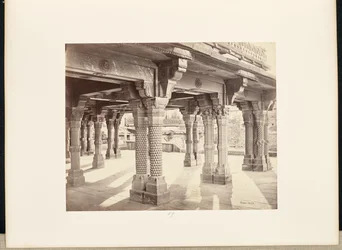 Futtypore Sikri; Pilares esculpidos no Panch Mehal