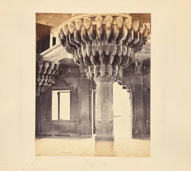 Fatehpur Sikri; notável pilar no centro do Diwan-i-Khas, ou sala de audiências