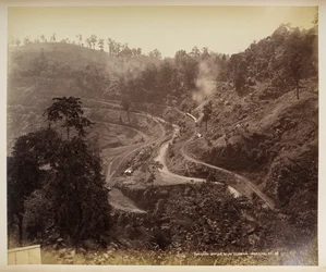 Estação reversível abaixo de Teendaria, Darjeeling,  de 