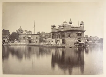 O Templo Dourado, Umritsar.  Fotógrafo: Bourne, Samuel O Templo Dourado, Umritsar.  Fotógrafo: Bourne, Samuel  Álbum de fotografias da Índia, principalmente de Samuel Bourne  1864