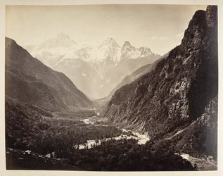 Vista de frente para o desfiladeiro do rio e um arco de rocha natural, emoldurado por árvores, no Ganges, em Bhaironghati. Álbum de fotografias da Índia, principalmente de Samuel Bourne1866