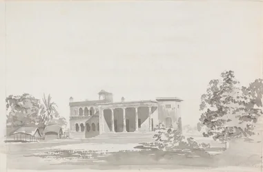 Grande edifício com uma Colonnade