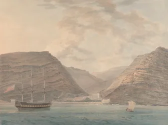 Navio de guerra amarrado no porto, montanhas ao fundo