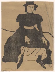 Mulher sentada com chapéu e vestido preto, as mãos nos joelhos