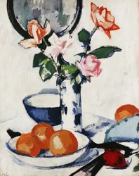 Rosas cor-de-rosa e cor de tangerina num vaso azul e branco em forma de copo, com laranjas numa tigela e um leque preto, c. 1924