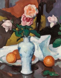 Rosas em um vaso com laranjas e uma toalha de mesa branca,