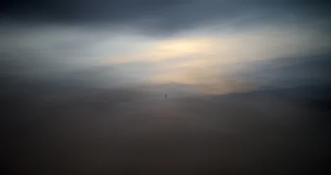 Figura solitária enevoada