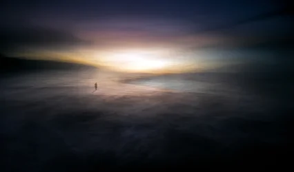 Figura Solitária no Horizonte Dourado