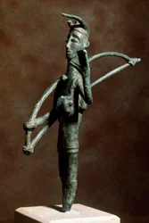 Cultura nurágica (nuragues), Sardenha: estatueta de bronze de um arqueiro. Séculos VIII-VII a.C. Cagliari, Museo Nazionale Archeologico, Sardenha, Itália