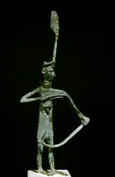 Cultura nurágica da Sardenha: estatueta de bronze de um arqueiro. Séculos VIII-VII a.C., Cagliari, Museo Nazionale Archeologico, Sardenha, Itália