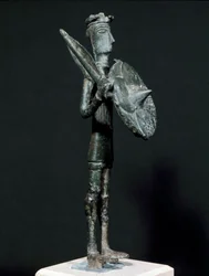 Cultura nurágica (nuragues) sarda: estátua de bronze do guerreiro de Teti proveniente dos montes Arcosu. Séculos VIII-VII a.C. Dimensões: 24 cm. Cagliari, Museu Arqueológico Nacional, Sardenha, Itália