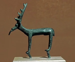 Cultura nurágica (nuragues), sarda: estatueta de bronze do veado de Iglesias. Séculos VIII-VII a.C. Cagliari, Museo Nazionale Archeologico, Sardenha, Itália