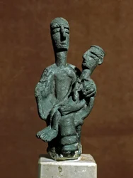 Cultura nurágica (nuragues), Sardenha: estatueta de bronze da Deusa Mãe a amparar um guerreiro morto. De Urzulei, perto de Nuoro. Séculos VIII-VII a.C. Cagliari, Museu Arqueológico Nacional, Sardenha, Itália