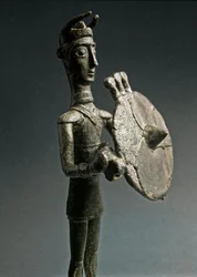 Cultura nurágica (nuragues), sarda: estatueta de bronze de um guerreiro com escudo. Séculos VIII-VII a.C. Museo Nazionale Preistorico Etnografico «Luigi Pigorini», Roma