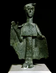 Cultura nurágica (nuragues), Sardenha: estatueta de bronze de uma mulher em oração chamada Torralba. Séculos VIII-VII a.C. Cagliari, Museo Nazionale Archeologico, Sardenha, Itália