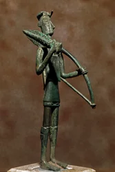 Cultura nurágica (nuragues), Sardenha: estatueta de bronze de um guerreiro. Séculos VIII-VII a.C. Cagliari, Museo Nazionale Archeologico, Sardenha, Itália
