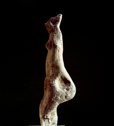 Cultura nurágica (nuragues) sarda: estatueta de calcário de uma Vénus esteatopígica (forma da região lombar) (Vénus de Macomer), proveniente de Macomer, perto de Nuoro. Datada do período pré-nurágico (séculos XXV-XVIII a.C.), Eneolítico. Cagliari, Museu