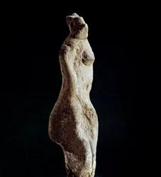 Cultura nurágica (nuragues) sarda: estatueta de calcário de Vénus esteatopígia (forma da parte inferior das costas) (Vénus de Macomer), proveniente de Macomer, perto de Nuoro. Datada do período pré-nurágico (séculos XXV-XVIII a.C.), Eneolítico. Cagliari