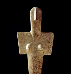 Cultura nurágica (nuragues) sarda: estatueta de calcário da deusa-mãe, ídolo de tipo cicládico, proveniente de Senorbì (região de Trexenta), datada do período pré-nurágico (século XX a.C.), Eneolítico. Dimensões: 42 cm. Cagliari, Museo Nazionale