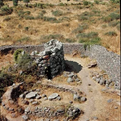 Cultura nuraginesa (nuraghi) Sardenha: ruínas da cidade nuraginesa no megalitic site de Losa: uma das torres defensivas. Século XV a.C. Abbasanta Sardenha Itália