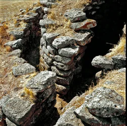 Cultura nuraginesa (nuraghi) Sardenha: ruínas da cidade nuraginesa no megalitic site de Losa: uma das torres defensivas. Século XV a.C. Abbasanta Sardenha Itália